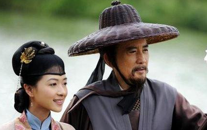 哪三位诗人由明臣仕清，而在当时被称为江左三大家？